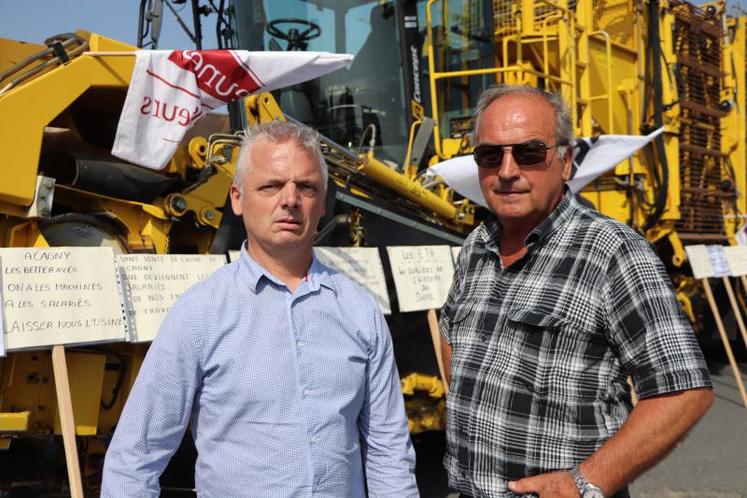 Patrice Gauquelin, président EDT Normandie et Jean-Pierre Delente, entrepreneur à Bourguébus, devant son arracheuse.