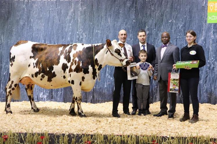 Le prix de meilleure mamelle jeune a été remis à Nicolas Massieu et Malicieuse par le ministre ivoirien, Dosso Moussa. La Côte d'Ivoire développe l'élevage de vaches normandes.