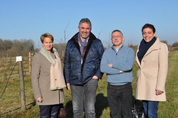 Début janvier, Clotilde Eudier, vice-présidente de la région Normandie (à gauche) s’est déplacée sur la station cidricole de Sées, affirmant le soutien de la région, notamment pour cette étude à hauteur de 103 000 euros. Un message transmis avec sa collègue, Séverine Yvard, conseillère régionale, à Jean-Luc Duval et Jean-Louis Bénassi.  (SB)