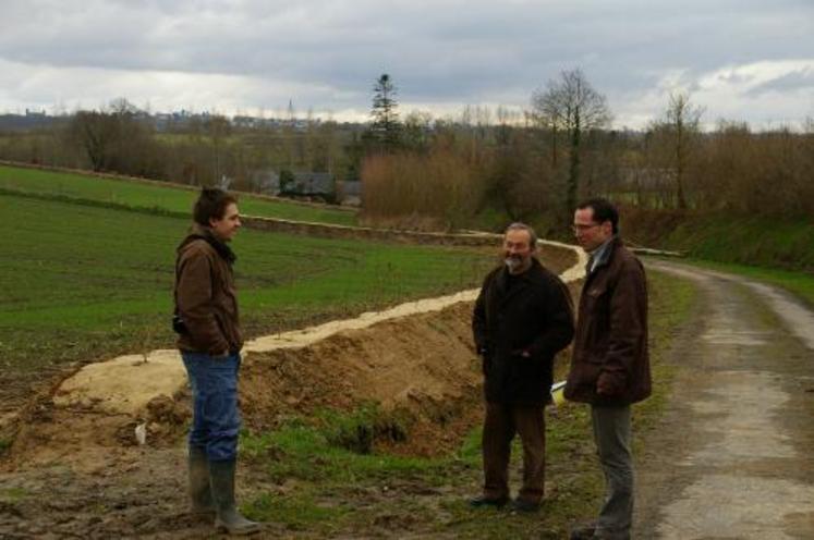 Albert Bardou, technicien Rivières & Bocages à la CDC (Communauté De Communes) de St-James, Daniel Lelièvre, agriculteur et président de l’ASL (Association Syndicale Libre) de Pontorson et Stéphane Pestel, technicien boisement à la Chambre d’Agriculture de la Manche.