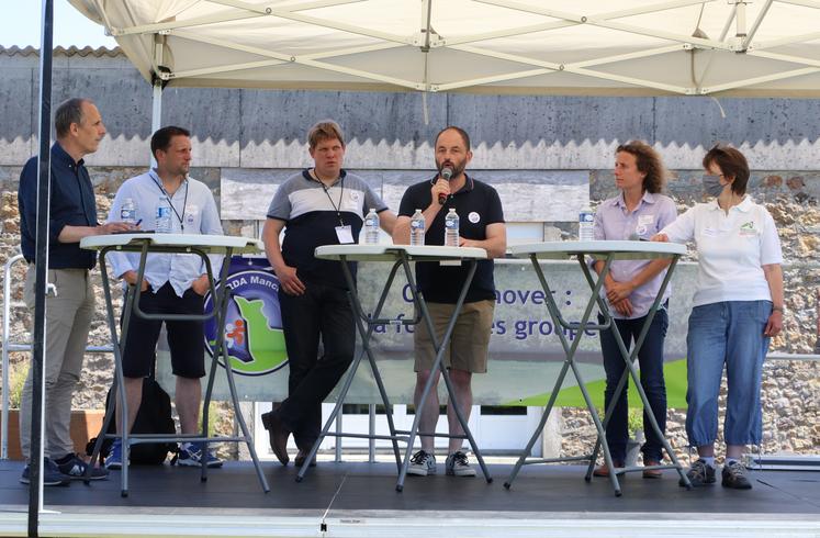 Patrice Moyon, animateur du débat ; Antoine Maquerel, agriculteur membre du GIEE Manche agriculture de conservation ; Jean-François Laurent, membre du GIEE énergie ; Christophe Heurtault, président du comité agricole du bocage du CRDA ; Sarah Singla, agricultrice en Aveyron, agronome et formatrice en agriculture de conservation des sols (ACS) ; Isabelle Diomard, coordinatrice agroenvironnement et climat à la Cran. DR