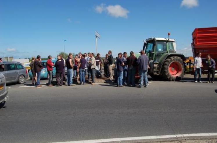 La semaine dernière, les producteurs de lait au rond point menant au magasin Leclerc de Granville. Aujourd'hui l'enseigne, selon la FDSEA et les JA " a retiré leur carte de fidélité aux agriculteurs".