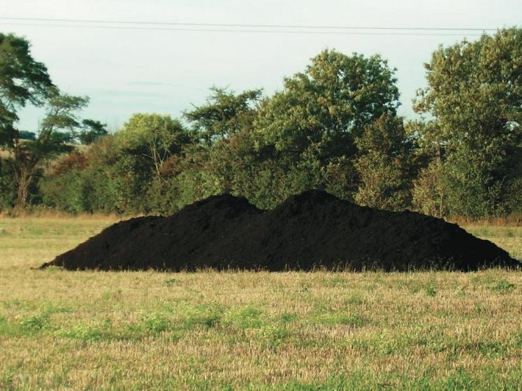 Les tas de composts commencent à devenir habituels dans les champs.
