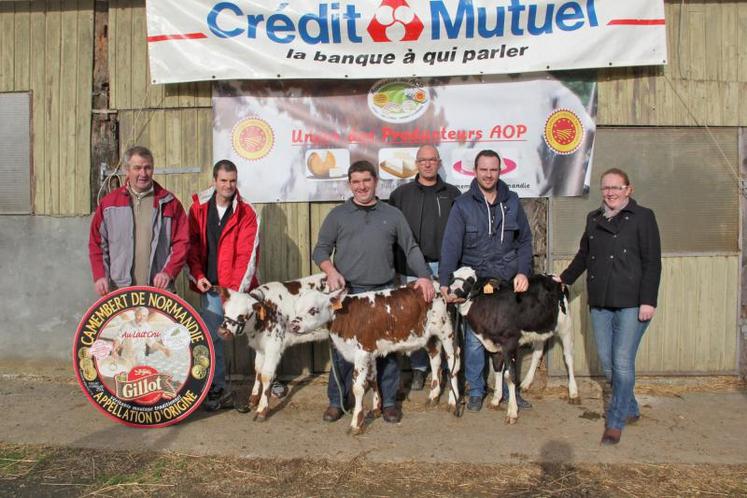Les organisateurs de la vente. De gauche à droite, Jean Riblier (éleveur et conseiller municipal de Briouze), Benoît Duval (producteurs AOP Gillot, union des producteurs de lait AOP Basse-Normandie), Charles Deparis (ODG Pont-l'Évêque), Pierrick Martin (maire adjoint 
de Briouze), Julien Chapellière (Origenplus ex coop. Genial), Elise Clerembeaux (Crédit Mutuel).