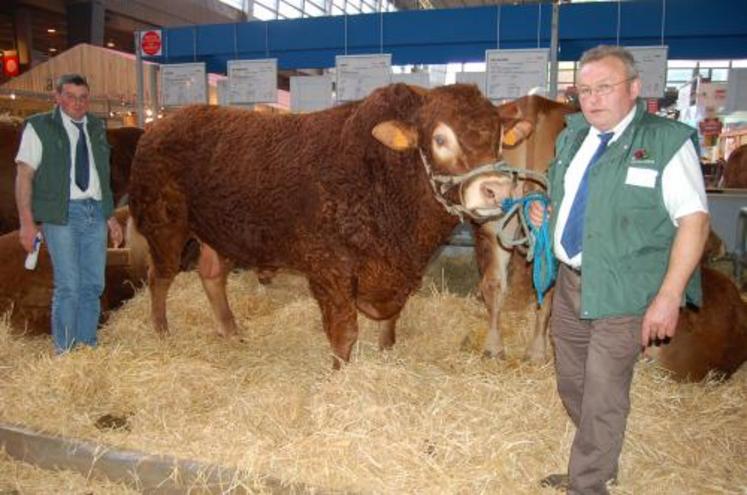 Unix entouré d’Etienne Aubert (à droite) et d’Olivier Auvray, vice-président du syndicat Limousin.