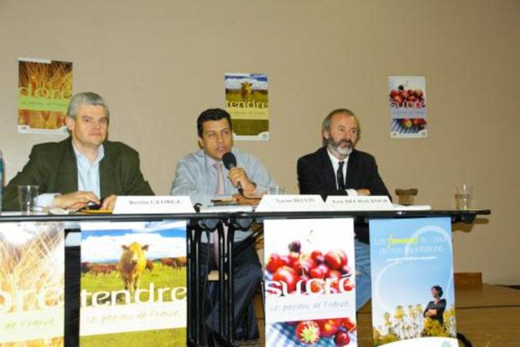 Xavier Beulin (entouré de Bertin George et Eric Dechaufour): "sur le plan biocarburant, il ne servirait à rien d’apporter une réponse aux céréaliers sans rien apporter aux éleveurs".