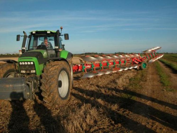 A l’occasion de la mise en route jeudi dernier, M. Bernardin (Deutz Fahr), M. Lepareur (Ets Lacroix),
MM Lelièvre et Bayet (Ets Hoste), Pascal Girardot et Fabrice Porcher (inspecteur technique Kverneland) étaient présents.