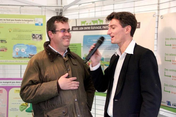 Sur le stand de la FDSEA,  la parole est donnée  à Sylvain Delye, président  de la section environnement  de la FDSEA de l’Orne