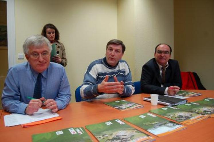 Yves Riou (DRAF), Jean-Karl Deschamps (Conseil Régional) et Pascal Corté (ADEME) plutôt satisfaits du bilan effectué par les élèves.