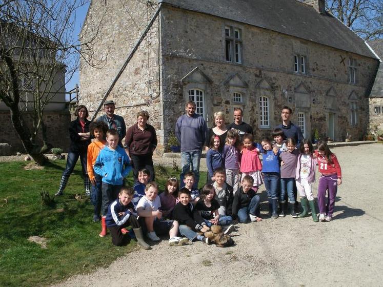 Au Gaec de la Dalle, les élèves de l’école Notre Dame (Bricquebec) ont apprécié la visite des vaches.