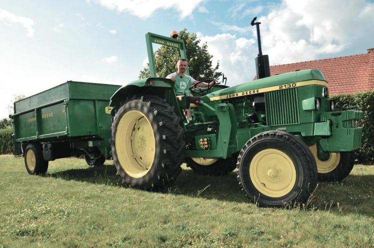 Sur son 2130, Alain Chevalier est fier de la direction hydrostatique. “Elle est extrêmement douce, même avec 500 kg de masse à l’avant. Le tracteur date de 1976, John Deere était en avance”.