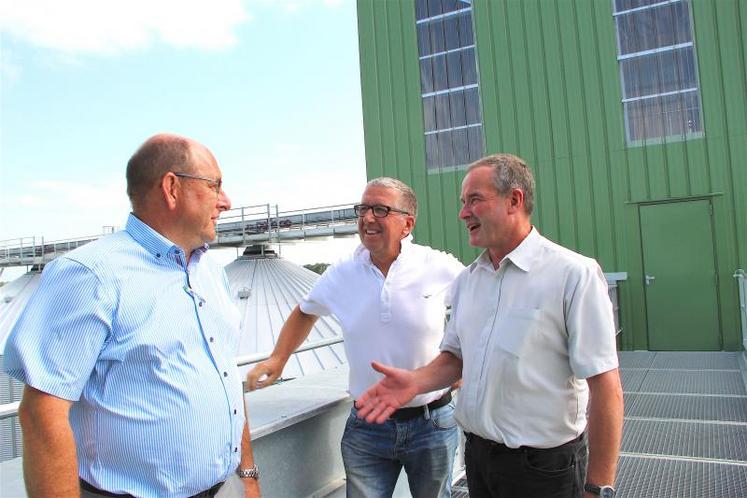 Stéphane Carel et Pascal Desvages (directeur et président de la coopérative de Creully)  entourant Gabriel Laurent (responsable du site de Tour-en-Bessin).  « Ces dernières années, notre développement s’est 