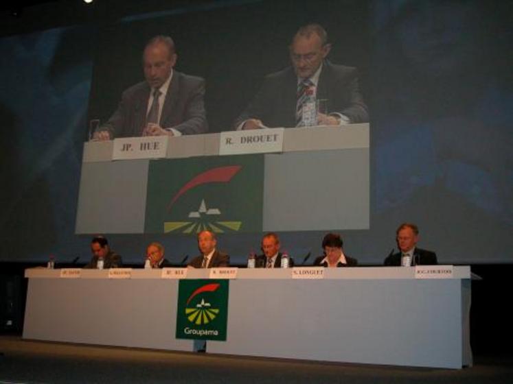 A la tribune et de gauche à droite : Jean-Philippe Jacob (commissaire aux comptes), Guy Pelletier (président délégué de Groupama Centre Manche), Jean-Paul Hue (directeur général de Groupama Centre Manche), Robert Drouet ( président de Groupama Centre Manche), Solange Longuet (vice-présidente nationale de Groupama) et Jean-Charles Courtois (président délégué de Groupama Centre Manche).