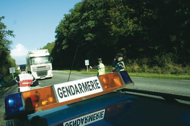 Très sensibilisée à ce phénomène, la gendarmerie s'engage résolument en adaptant ses modes d'action traditionnels. Ses unités apportent une réponse locale spécifique grâce à la souplesse et l'adaptabilité de leur dispositif : patrouilles de surveillances dédiées, conseils individualisés, constatations pointues 
de police technique et scientifique.