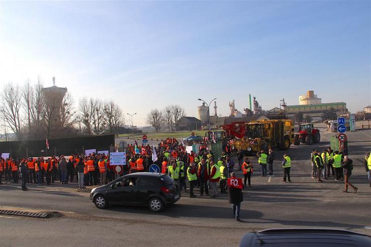 Les betteraviers se sont mobilisés pour la sauvegarde de la sucrerie de Cagny et le maintien de la production de betteraves dans le Calvados, l’Orne et l’Eure. Dans cet esprit, ils ont invité tous les betteraviers et acteurs économiques potentiellement touchés par la fermeture à manifester vendredi dernier devant les portes de l’usine. Non loin de 400 personnes étaient présentes.  DR