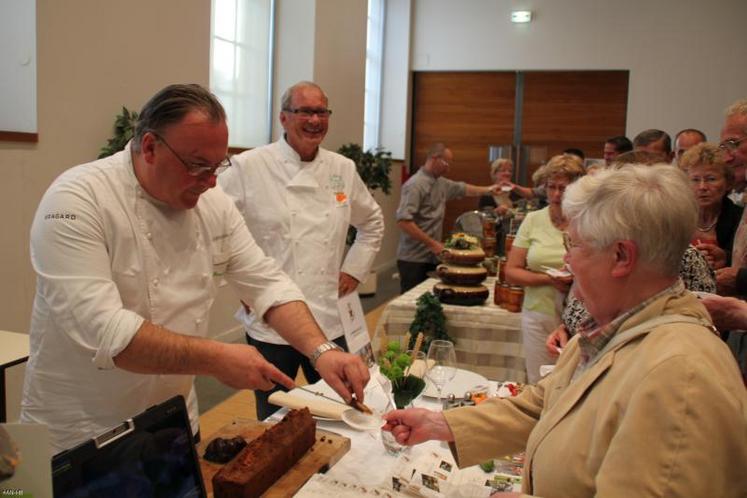 Franck et Paul Quinton, lors d’une dégustation sur le thème “les cakes”, en référence à Sophie Dudemaine. “L’essentiel est de cuisiner des produits de saison”, confient les deux chefs.