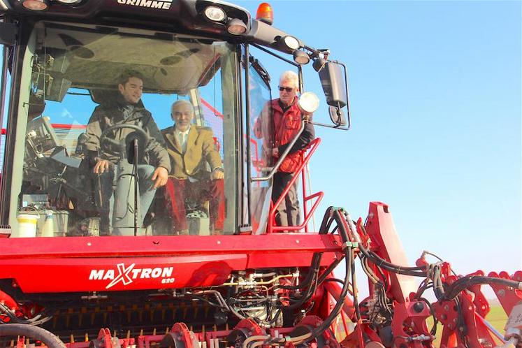 Jean-Luc Catherine (au centre) s’est initié à l’arrachage de betteraves. Le directeur général adjoint du Crédit Agricole Normandie s’est rendu chez Bruno Vandermeesch, agriculteur et entrepreneur de travaux agricoles à Fontenay-le-Marmion (14) et son fils, Sébastien, jeune agriculteur et double actif.