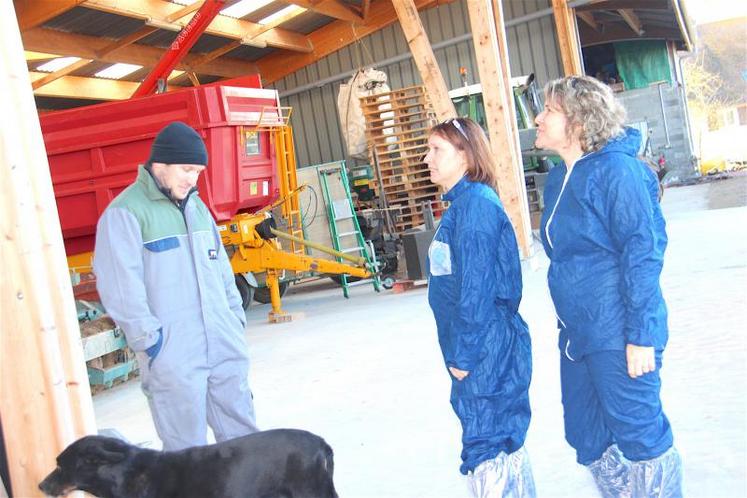 Chez David Lefort à Vicques (14), Mélinda Montebrun et Aude Cardinal Ouin ont revêtu la combinaison avant de visiter l’atelier d’engraissement de porcs.