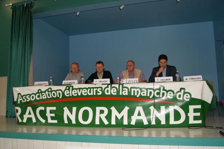Pascal Orvain (au centre), président de l'association "Normande 50", "la race a des atouts à condition que tous les partenaires travaillent ensemble, or on a fait marche arrière".