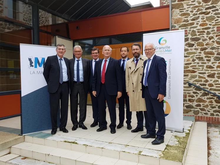 Le président du Conseil départemental de la Manche, Marc Lefèvre, entouré à gauche de Jean-Marie Sévin (Granville), Jacky Bidot (Coutances), Jean-Pierre L’Honneur (Carentan) et à droite Charly Varin (Villedieu), Nicolas David (Avranches-Mont Saint-Michel) et Gilles Quinquennel (Saint-Lô).  DR