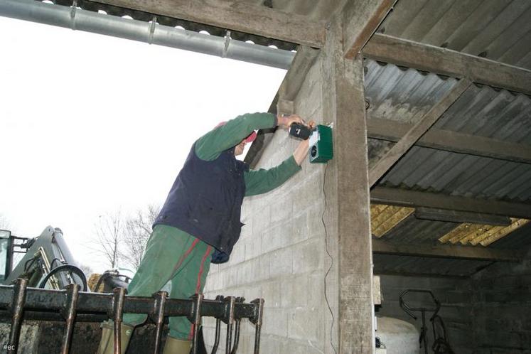 Installation du boitier électronique émettant des bruits d’étourneaux effrayés et de rapaces.