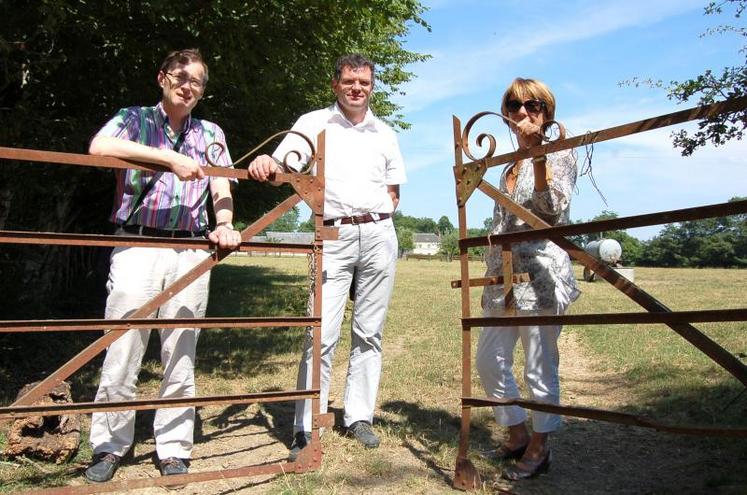 Philippe Madeline et Jean-Marc Moriceau, accompagnés par Colette Eude, la fille de Pierre Lebugle. L’historien et le géographe sont revenu plusieurs fois sur le lieu central de leur histoire : la ferme 
du Vieux Caillou.