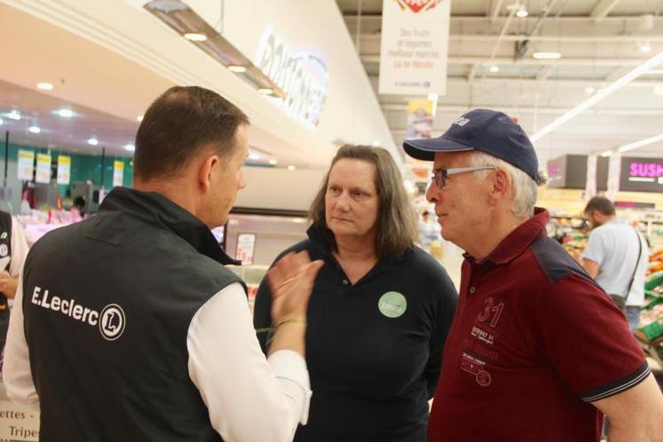 Anne-Marie Denis (présidente de la FDSEA 61) et Dominique Bayer (président de la section viande bovine à la FDSEA 61) ont dialogué avec les représentants du magasin E.Leclerc afin de les pousser à négocier avec leurs représentants nationaux.