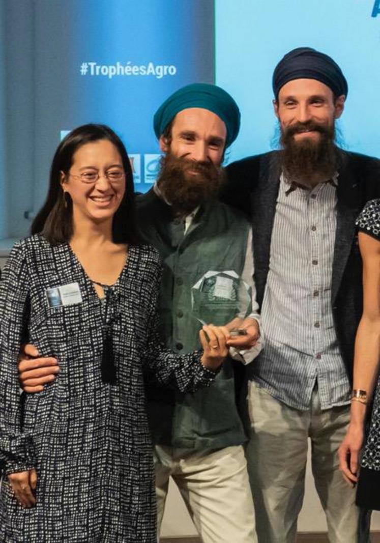 Emilie, Laurent Lescève et Charles Auburtin reçoivent le prix Nouvelles tendances de consommation décerné par l’AREA lors des 13e Trophées de l’agroalimentaire le 22 octobre.