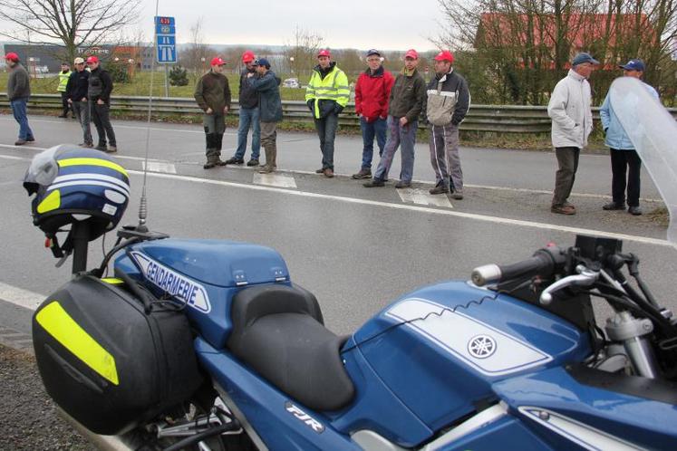 200 agriculteurs ont filtré les camions à la sortie de l'autoroute à Alençon.