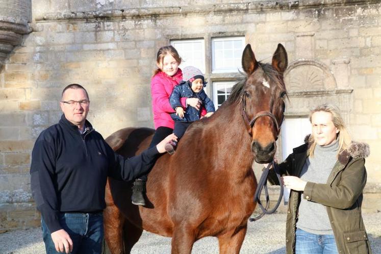 Vincent, Laetitia et leurs deux filles, Inès et Bérénice seront bien sûr à Vincennes pour soutenir leur protégé. Ils posent ici avec Perle du Roc, la poulinière de Laetitia et la mère de Valko Jenilat. DR