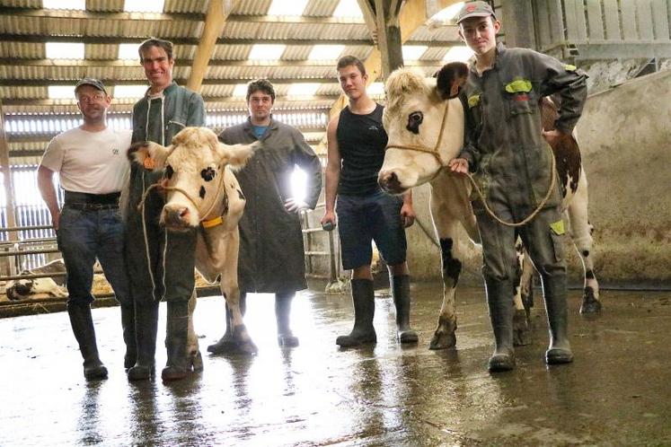 De gauche à droite : Félix Lelièvre, un éleveur voisin, emmène deux génisses dans le convoi d’Antonin Olivier ; Antonin Olivier ; Nicolas Leblanc, vétérinaire venu faire la prise de sang à Lasagne, la dernière vache inscrite Antoine Sallé ; Laborieuse, la vache préférée de Thomas, 14 ans, en stage chez le frère d’Antonin.