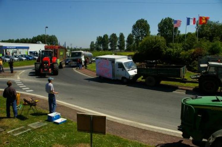 Mardi à partir de 12 h 30, les producteurs de lait de la région d’Isigny-sur-Mer (fournisseurs Lactalis) ont filtré la circulation et distribué aux automobilistes des caramels. “Profitez de goûter ces bons produits laitiers car dans quelque temps, vous n’en aurez peut-être plus l’occasion”, pouvait-on lire sur leur tract. Tract en version anglaise aussi : “like Queen Elisabeth of England forgotten by the french government for the ceremonies of the 65 th an of the D-Day, ...