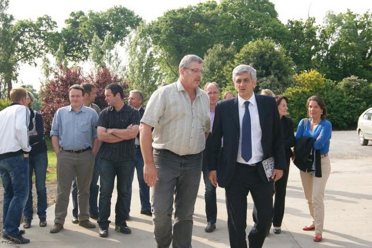 Pascal Férey, président de la FDSEA, a reçu, jeudi, sur son exploitation de St André de Bohon (Manche), le président du "Nouveau centre", pour discuter de la problématique des différentes productions.