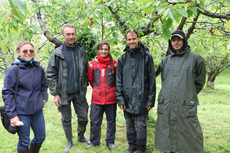 De gauche à droite : Jennifer Lavaire, directrice adjointe du GE 14 ; Jean-Marc et Florine Lebisey de la ferme de la Bouillette à Pennedepie (14) ; Lorenzo et Oscar, saisonniers originaires de Turin, ville située à 1 000 km de la ferme. 