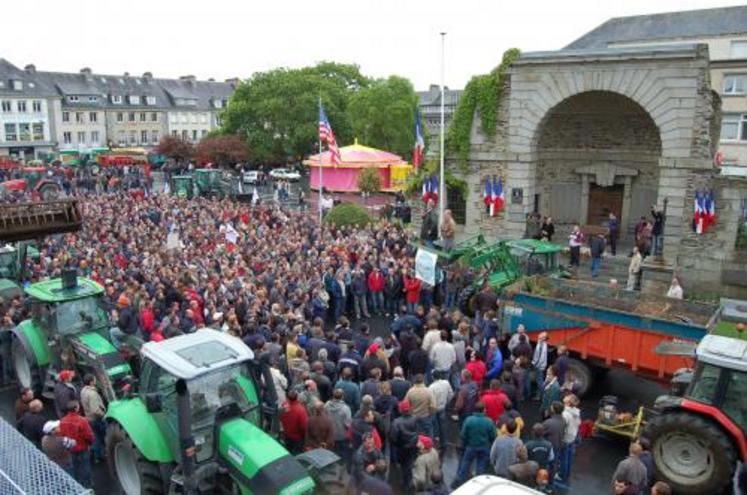 La foule place de la mairie à Saint-Lô avant une manifestation mouvementée devant la Préfecture.