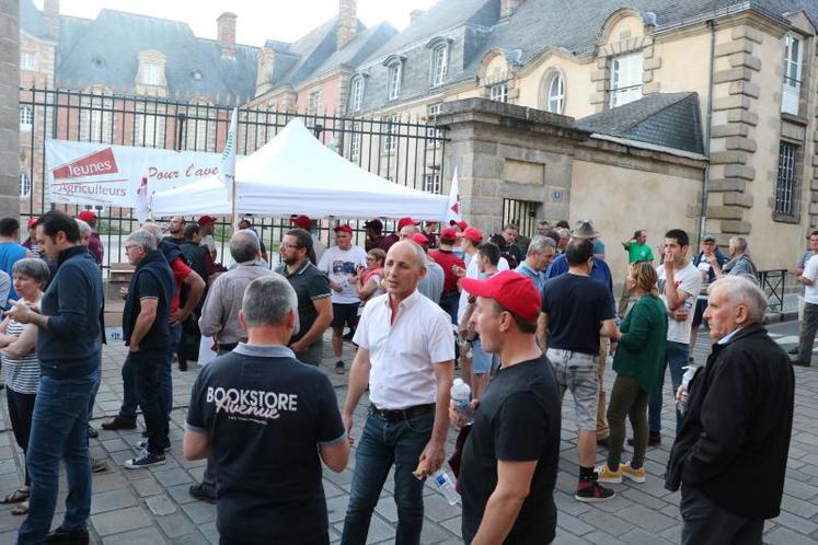 Environ 120 personnes étaient réunies à l‘appel des JA et de la FDSEA devant la préfecture, jeudi 4 juillet, contre l’accord signé avec les pays du Mercosur.