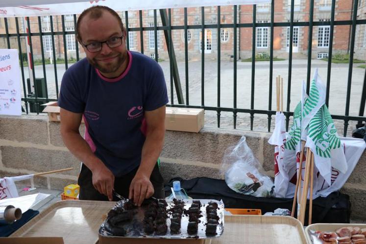 Florian Papin élève des boeufs et des porcs sur paille. Il a alimenté le barbecue avec de la viande locale.