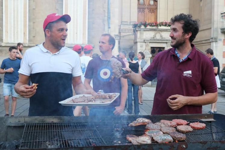 Le barbecue a chauffé jusque presque 23 h, devant les grilles de la préfecture de l'Orne.