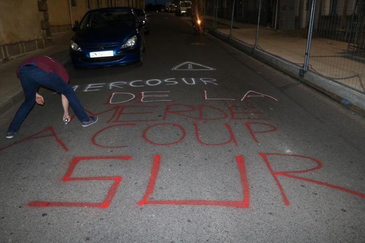 Avant de partir, les agriculteurs laissent une trace de leur passage.