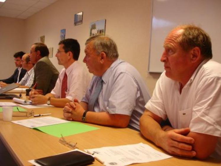 Stéphane Hamon (chemise blanche au centre), directeur adjoint
de la Safer : “Aujourd'hui, le réflexe des agriculteurs reste de demander des contreparties foncières. Ils ne parlent pas uniquement d'indemnisation”.