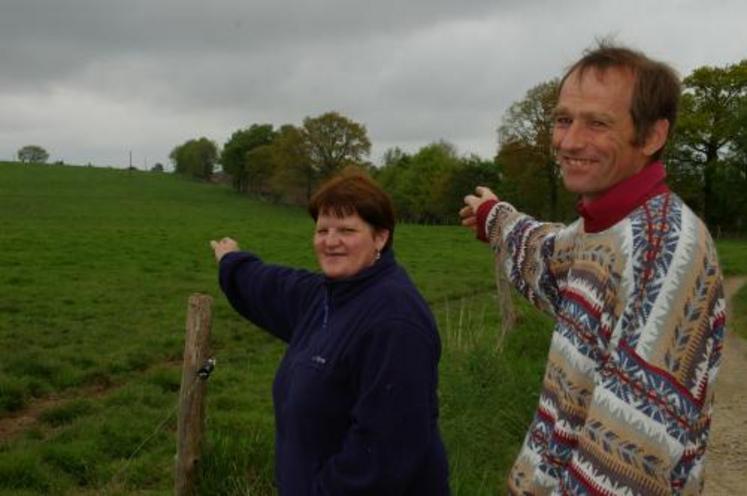 Régine et Bernard Thibert : “nos vaches sont de bonnes marcheuses. Elles n’hésitent pas à parcourir les 600 mètres qui séparent le robot des points de pâturage les plus éloignés”.