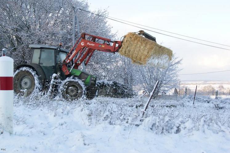 La neige a gêné l'ensemble des circulations sur le réseau routier, notamment secondaire. Les tracteurs sont venus à la rescousse. Celui-ci dégage la neige avec une balle de paille.