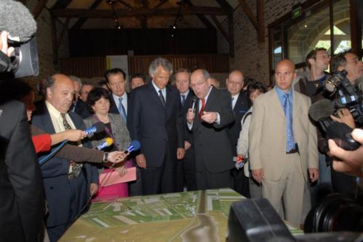 Philippe Duron présente au Premier Ministre la maquette du Mont-Saint-Michel après les travaux.