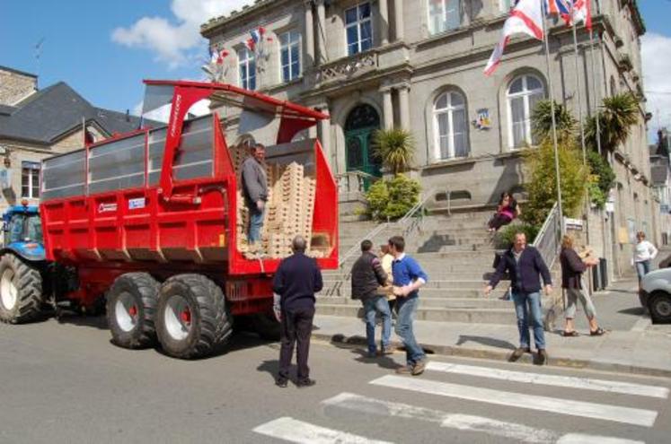 Lundi après-midi, devant la Mairie de Villedieu les Poêles, distribution de camemberts "Président".