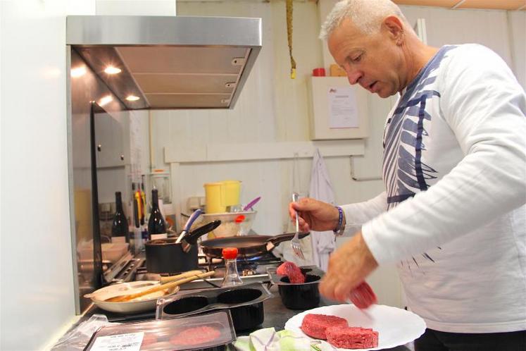 Aux fourneaux de la cantine de l’entreprise, Manuel Pringault cuisine lui-même sa viande. Il s’agit ce jour-là de séduire les papilles gustatives d’une délégation japonaise venue mesurer le savoir-faire de Teba en matière équine. Du développement en perspective pour la Ferme régionale...