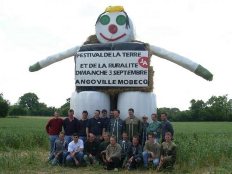 Le premier des nombreux bonhommes de paille qui seront construits pour le festival de la terre.