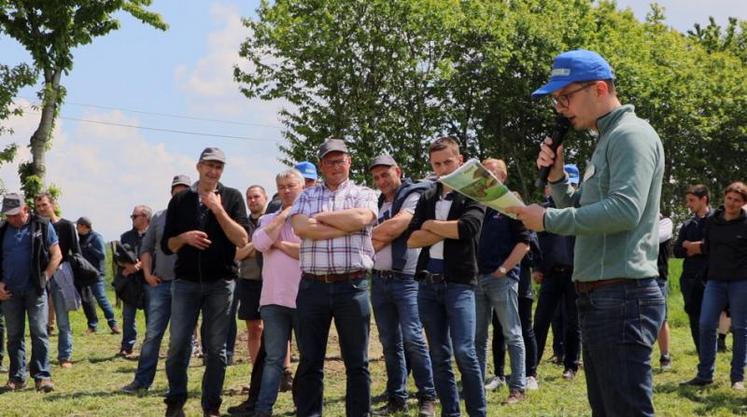 Florian Frémont s'adresse à la centaine d'agriculteurs lors des Rencontres fourrages à Vire (14).