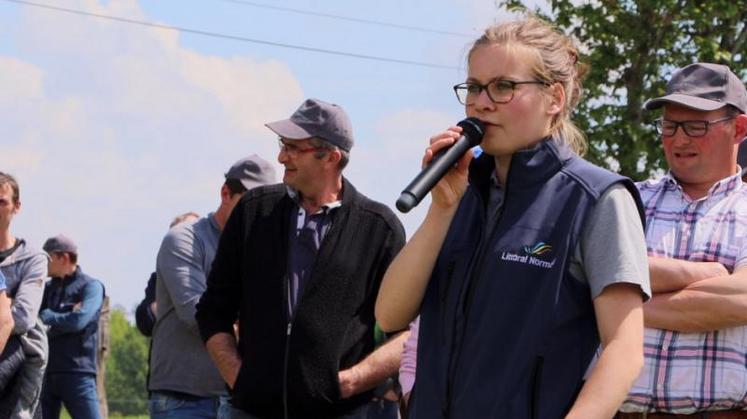 Florine Hardy, technicienne chez Littoral normand, présente les résultats d'analyses effectués chez Jean Davy dans l'Orne.