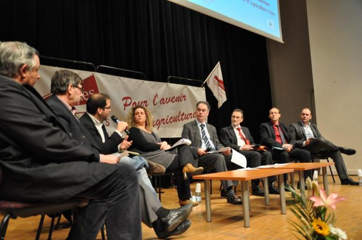 De gauche à droite : Michel Hédouin (cédant), Jean-Pierre Fontaine (président de la SAFER Basse-Normandie), Joël Clergue (administrateur de JA national) Manuella Belliard (présidente de JA Orne), l’animateur de la table ronde, Jean-Marie Colléony (directeur de la DDT), Patrice Lemartinel (Crédit Agricole Normandie) et Mickaël Mauger (conseiller installation à la Chambre d’Agriculture de l’Orne). Si le débat a été revendicatif, il a également mis en exergue certaines ...