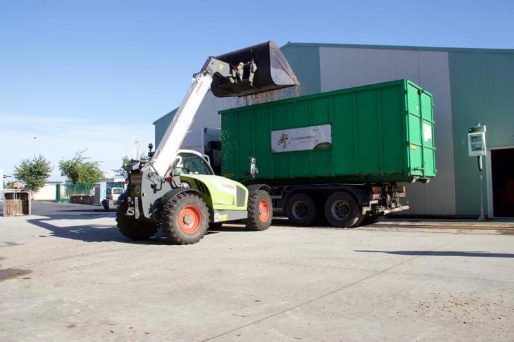 En valorisant le bois issu de l’industrie, de la forêt ou des haies, en structurant et en assurant l’approvisionnement des chaudières collectives (par exemple 3 000 logements et une dizaine d’établissements scolaires et de santé de la Guérinnière et de la Grâce-de-Dieu à Caen), industrielles (Groupe Lactalis, coopérative Isigny-Ste-Mère...) et individuelles implantées en Normandie et en Bretagne en combustibles bois, la société dynamise l’ensemble de la filière bois ...